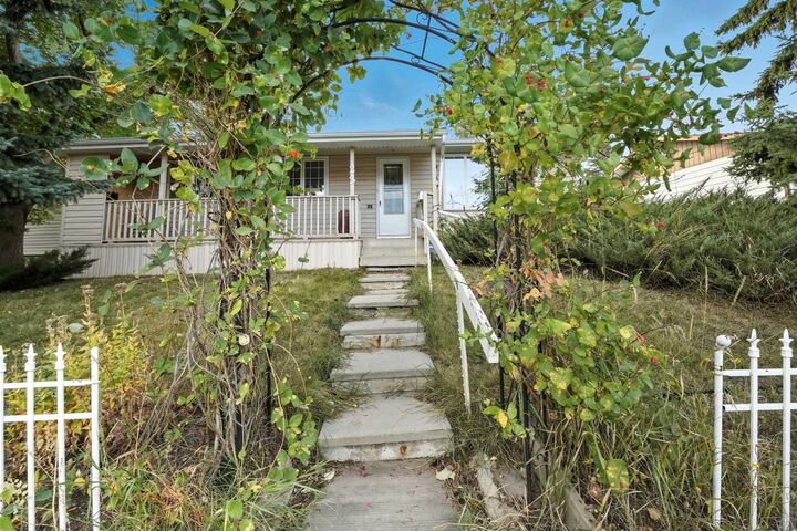 Property Photo:  23 McKinnon Crescent  AB T4N 0J4 