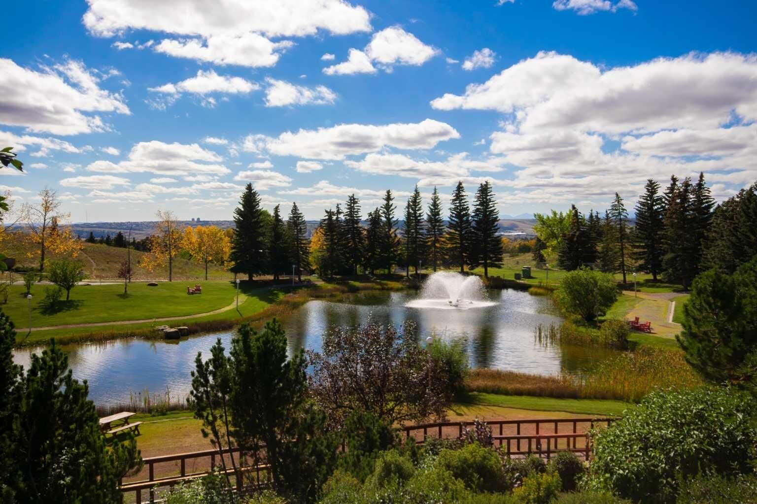Photo de la propriété:  1211 Hawksbrow Point NW 1211  AB T3G 4C9 