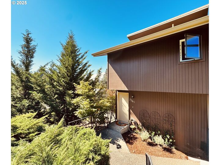 2261 Ridgeway Dr  Eugene OR 97401 photo