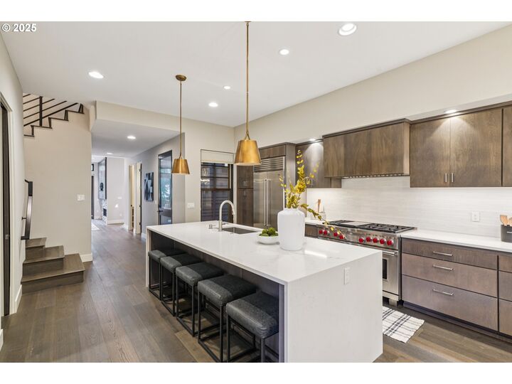 Property Photo:  566 4th St  OR 97034 