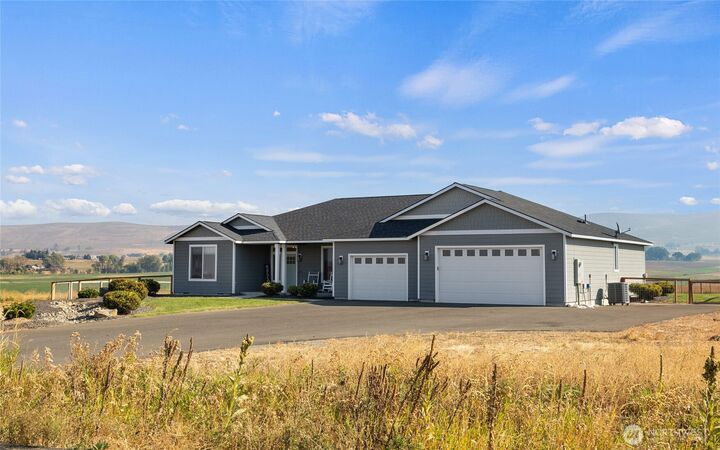 Property Photo:  330  Rolling Hill Drive  WA 98926 