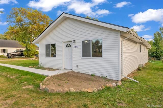 Property Photo:  1038 Vinewood Street  MI 48326 