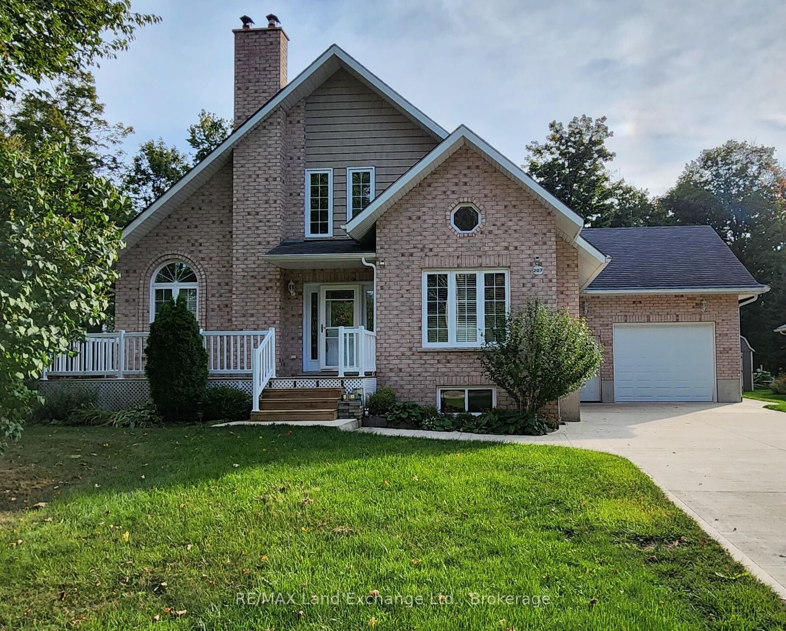 Property Photo:  207 Birch Crescent W  ON N2Z 2X3 