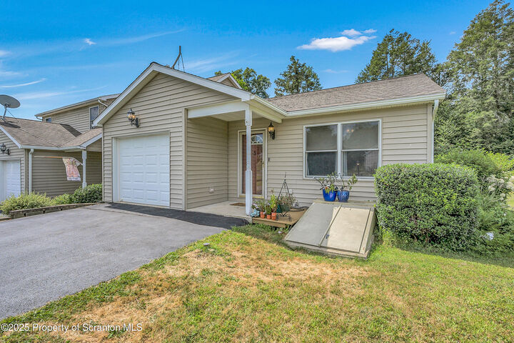 Property Photo:  229 Knollridge Drive Unit 5  PA 18419 