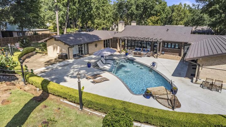 Property Photo: 1300 Montclair St TX 75601