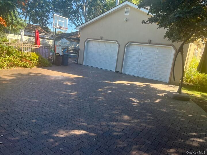 Property Photo:  17 Hawthorne Street  NY 11729 