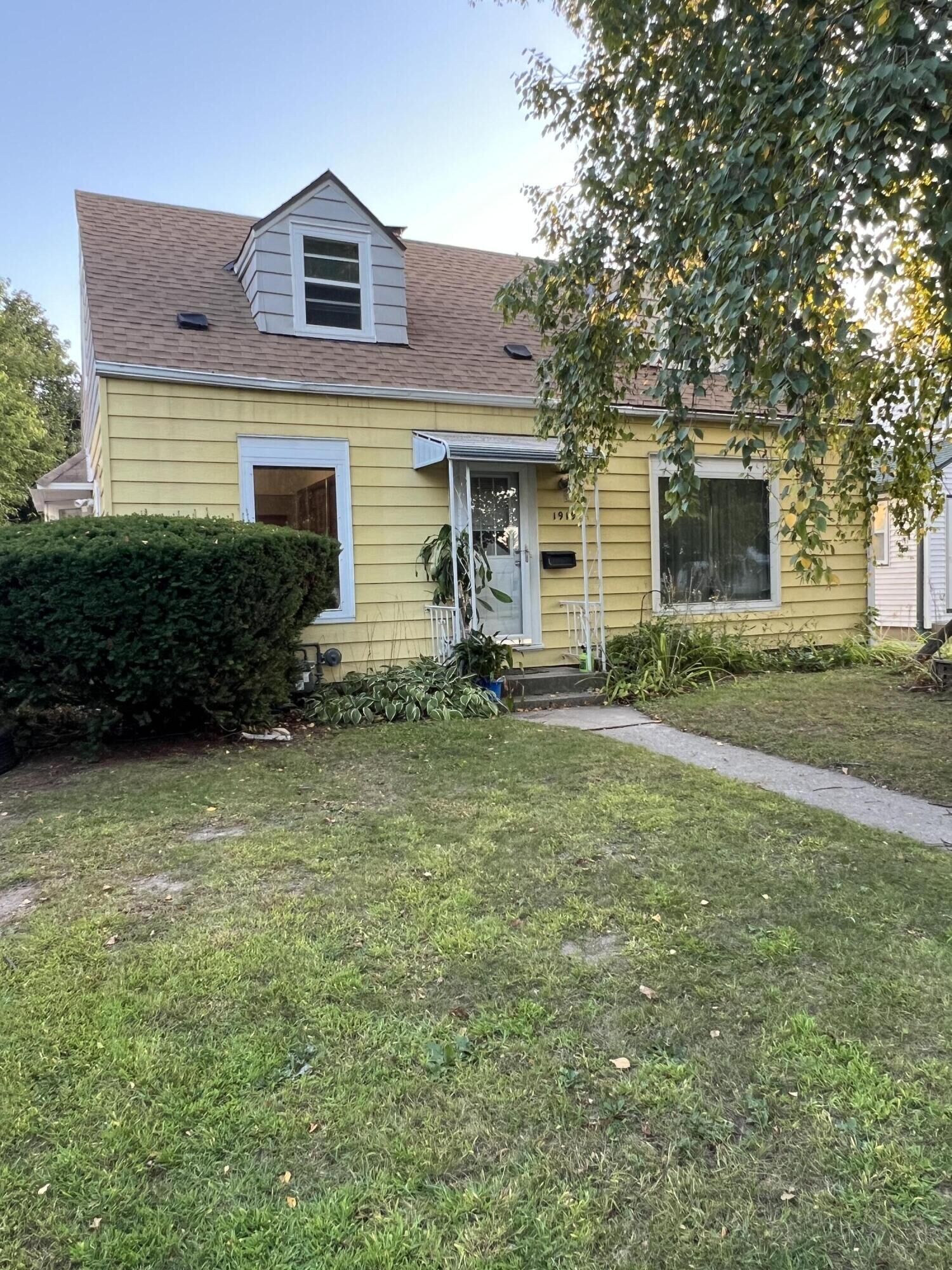 Property Photo:  1919 E Norwich Ave  WI 53235 