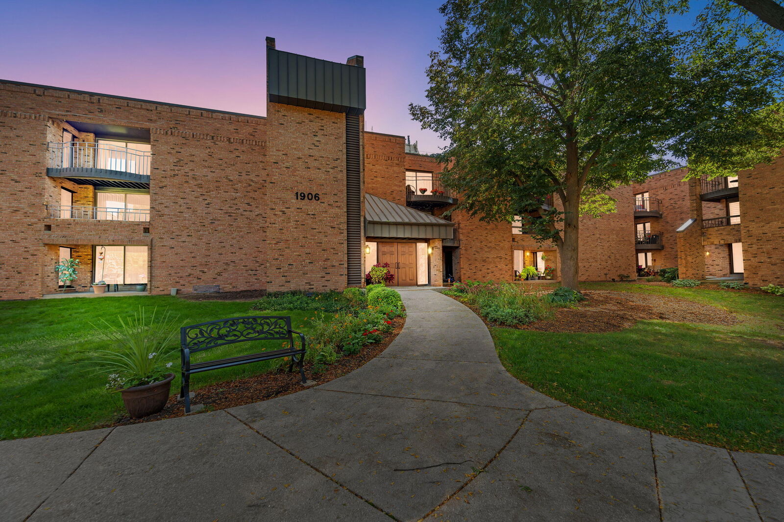 Property Photo:  1906 E Shorewood Blvd 255  WI 53211 