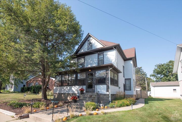 Property Photo: 847 S 1st Street IL 60115