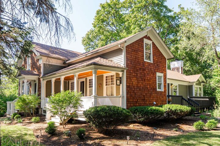 Property Photo:  1330 W Park Avenue  IL 60048 