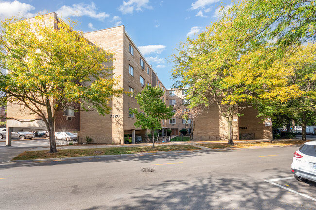 Property Photo: 7320 N Rogers Avenue 514 IL 60626
