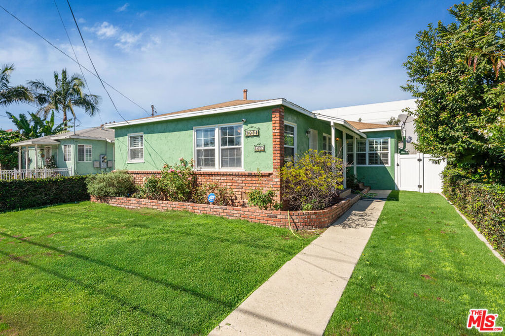 Property Photo: 1633 Del Amo Boulevard CA 90501