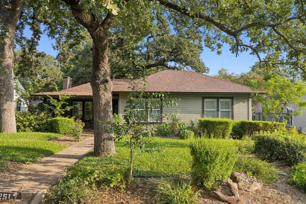 Property Photo:  2517 Goldenrod Avenue  TX 76111 