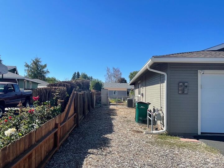 Property Photo: 5452 Glenwood Drive OR 97603