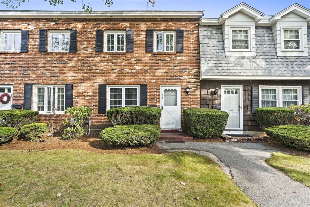 Property Photo:  95 Pilgrim Cir 95  MA 01844 