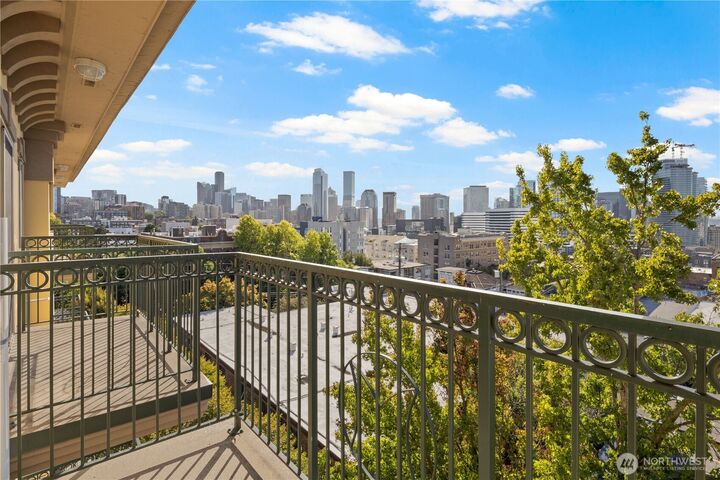 Property Photo: 700 E Denny Way Ph3 WA 98122