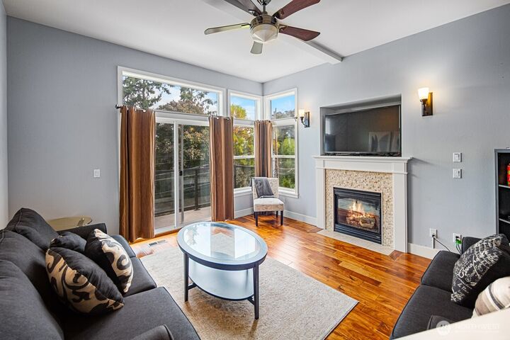 Property Photo:  215 A  26th Avenue E  WA 98112 