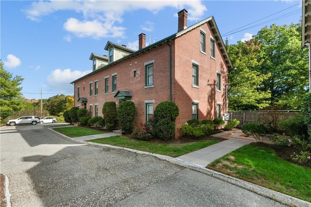 Property Photo:  1746 Lonsdale Avenue 10  RI 02865 