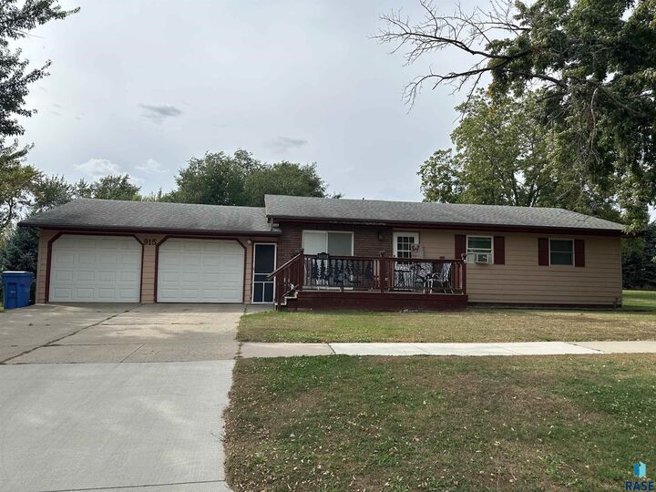 915 N Liberty Ave  Madison SD 57042 photo