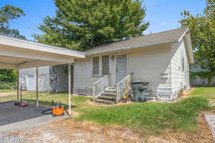 Property Photo:  1901 & 1901 1/2 Ethel Street  LA 70601 