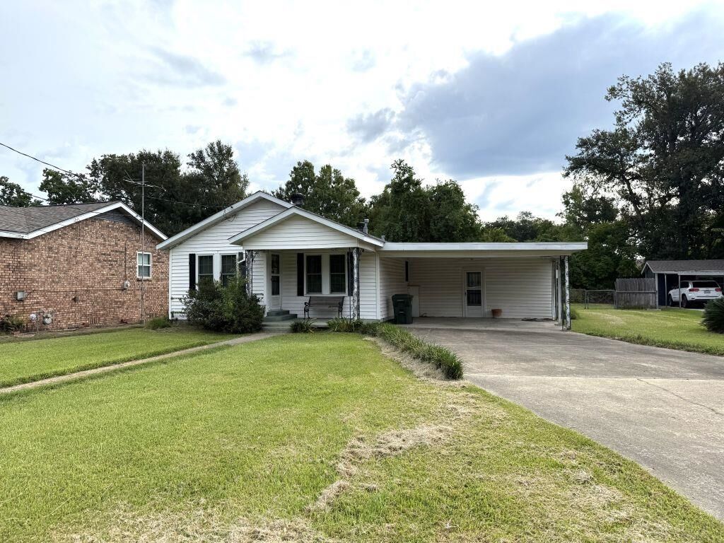 Property Photo:  3909 Genessee Street  LA 70605 