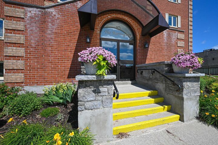 Photo de la propriété: 10 Armstrong Drive 401 ON K7A 5H8