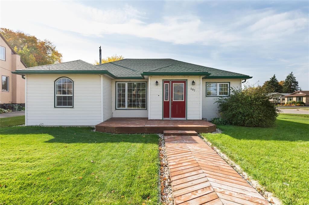 Property Photo:  207 Lucinda Street South  MB R0G 1K0 
