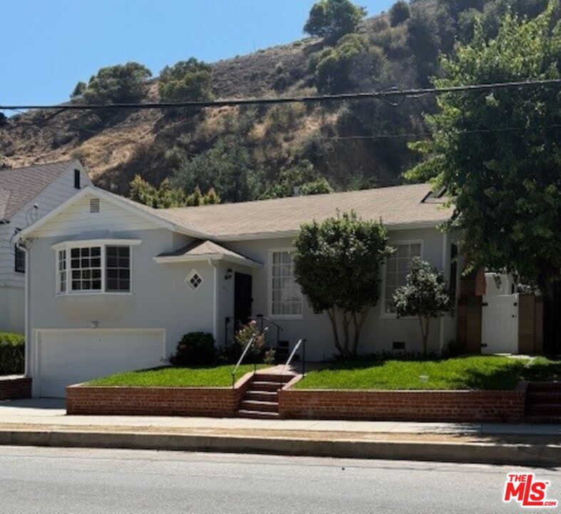 Property Photo:  2515 Canyon Dr  CA 90068 