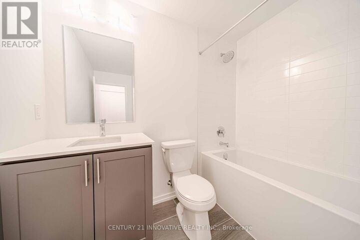 Property Photo: 16 Lytham Green Circle 5 ON L3Y 0H5