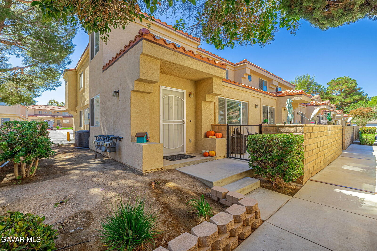 Property Photo:  43455 30th Street Unit 4  CA 93536 