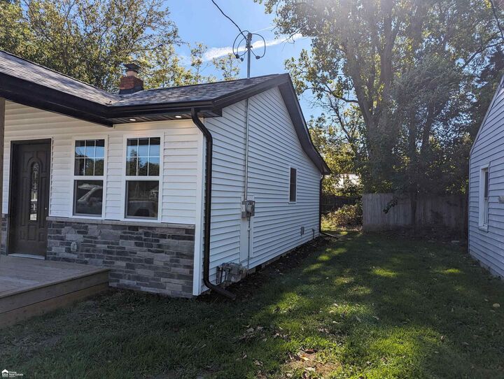 Property Photo: 2120 Parkwood Avenue MI 48529