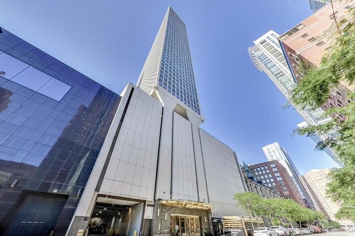 111 E Chestnut Street 48J  Chicago IL 60611 photo
