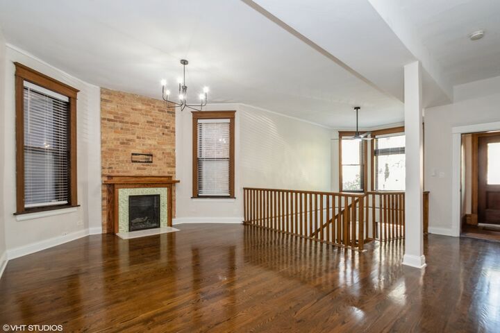 Property Photo: 905 W Dakin Street IL 60613