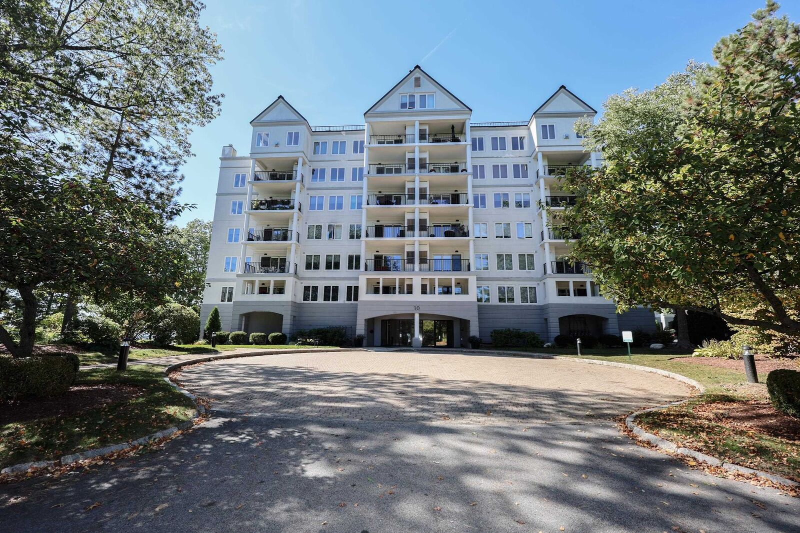Property Photo:  10 Mountain Laurels Drive  NH 03062 