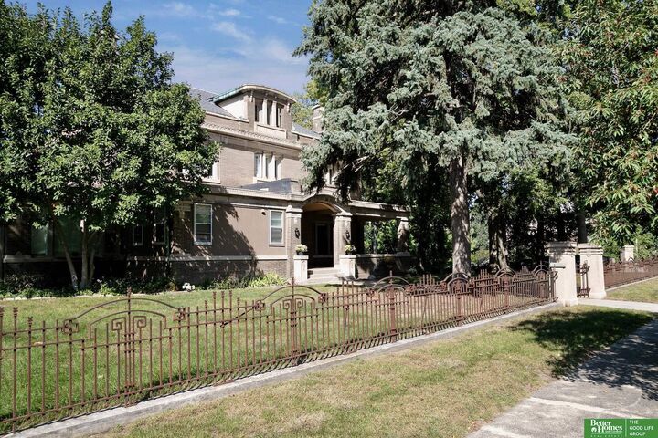 Property Photo:  608 S 38 Street  NE 68105 