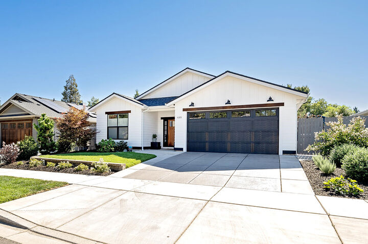 Property Photo: 633 Aspen Street OR 97501