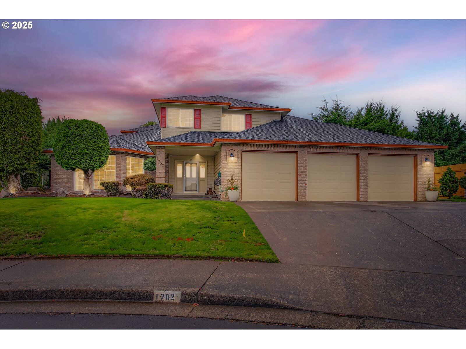 Property Photo:  1702 NW Gregory Dr  WA 98665 