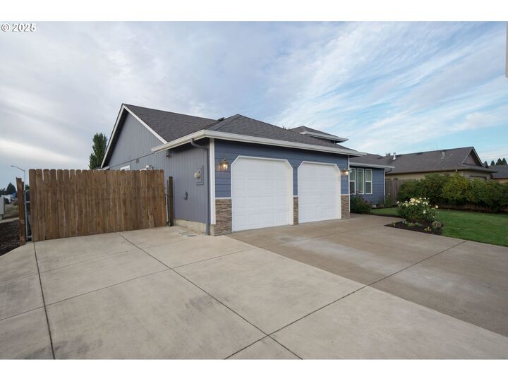Property Photo: 24 Sandalwood Loop OR 97426