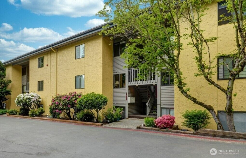 Property Photo:  11642  100th Avenue NE 305  WA 98034 