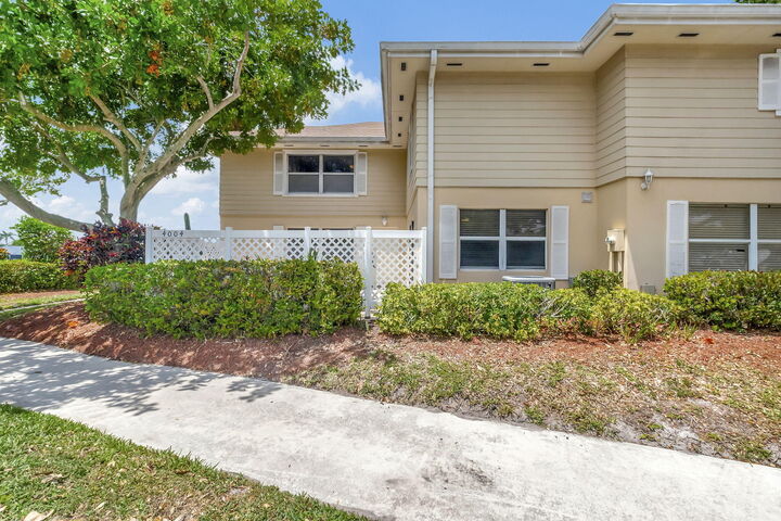 Property Photo:  4004 Medford Court  FL 33436 