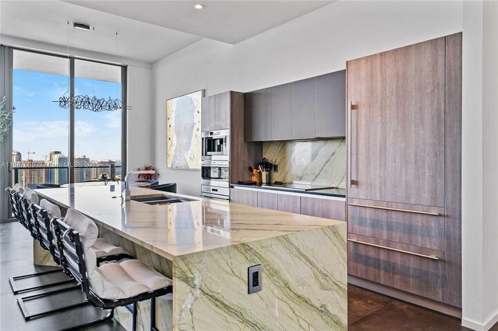 Property Photo: 801 S Miami Ave Ph5704 FL 33130