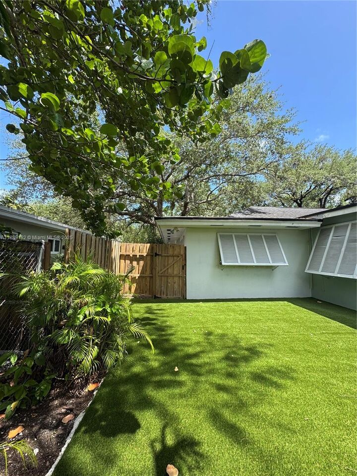 Property Photo:  11780 SW 81st Rd 11780  FL 33156