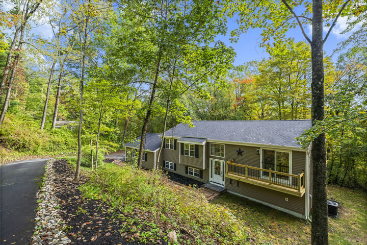 Property Photo:  8 Crane Place  CT 06070 