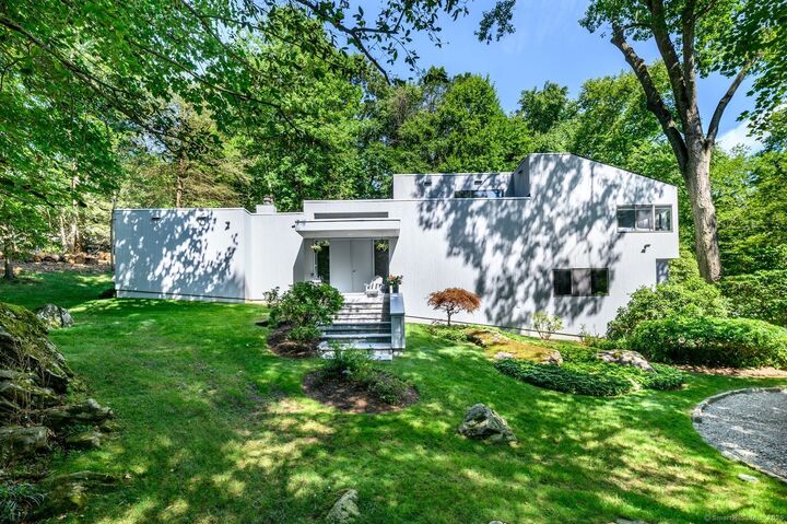 Property Photo:  33 Mill Brook Road West  CT 06902 