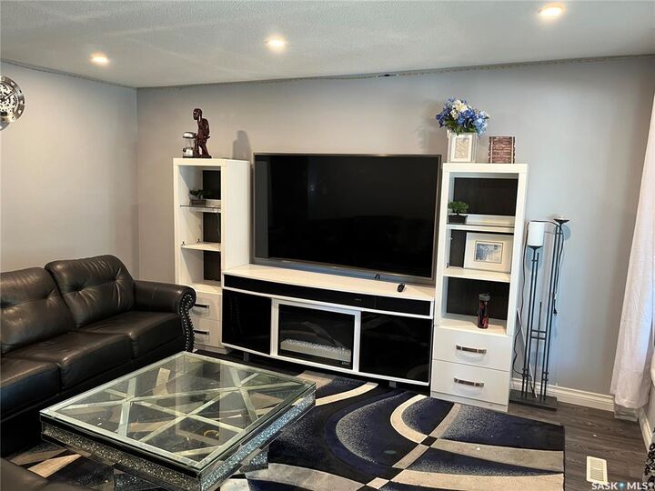 Property Photo:  604 Dalgliesh Drive  SK S4R 6L8 