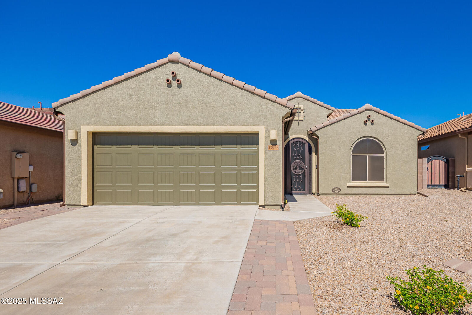 Property Photo: 13923 E Via Cerro Del Molino AZ 85641