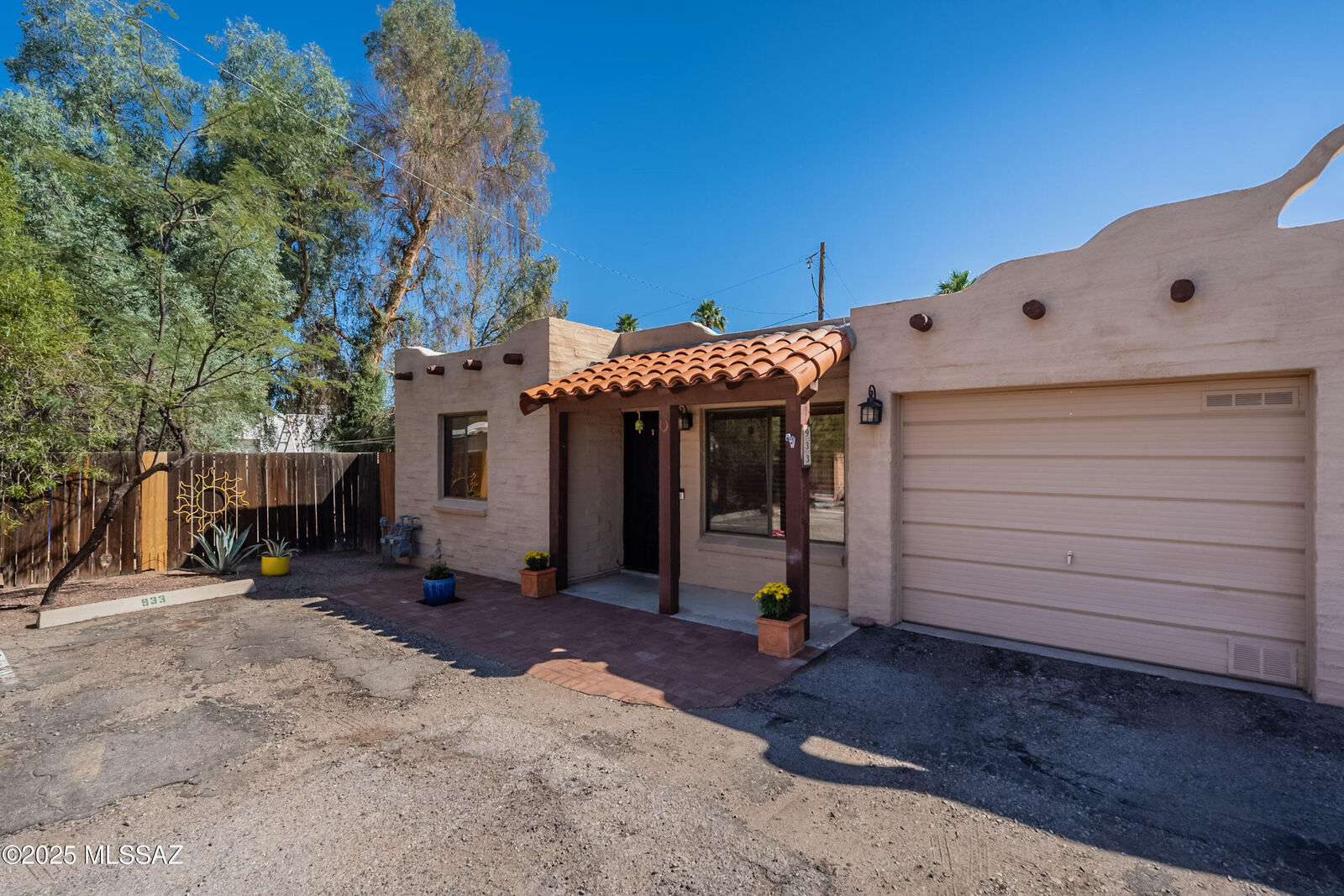 Property Photo:  933 E Mesquite Drive  AZ 85719 