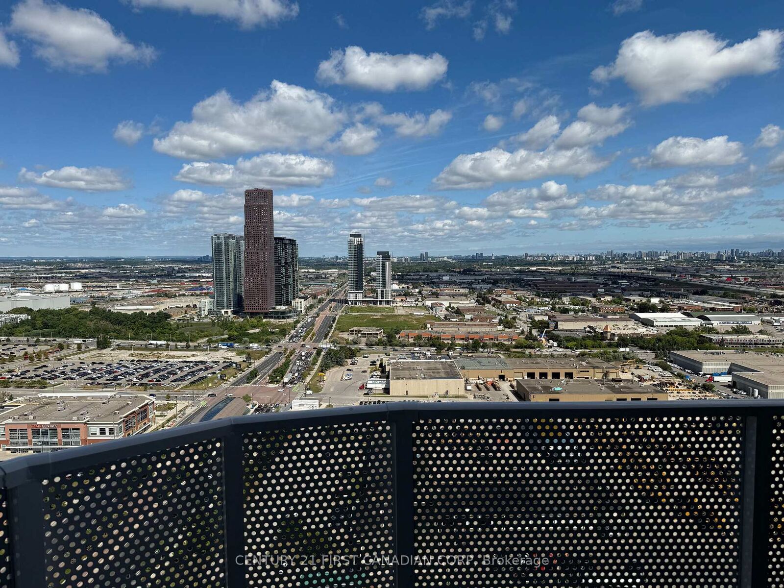 Property Photo: 28 Interchange Way N D-3705 ON L4K 0P8