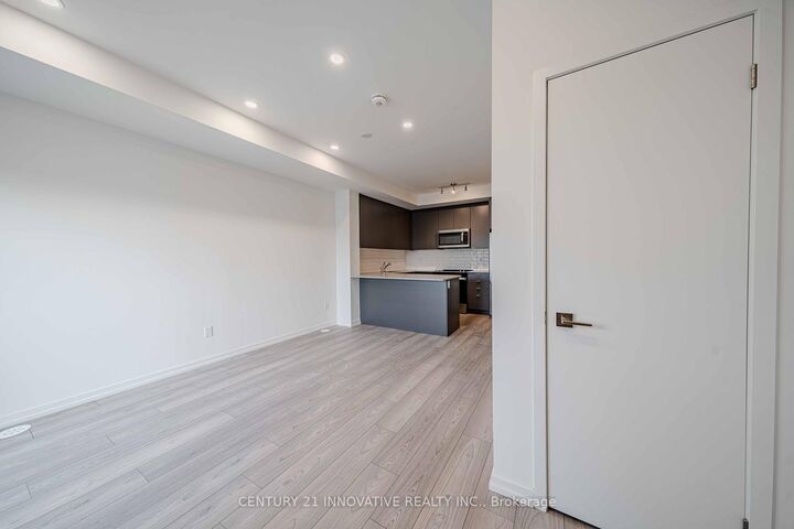 Property Photo:  16 Lytham Green Circle 5  ON L3Y 0H5 