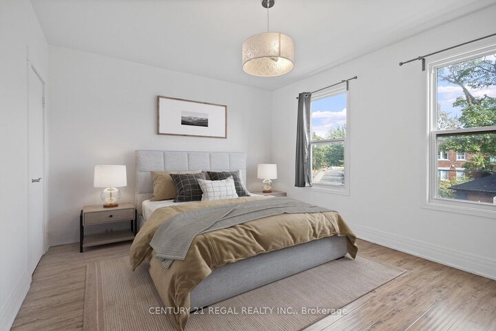 Photo de la propriété: 300 Montrose Avenue ON M6G 3G8
